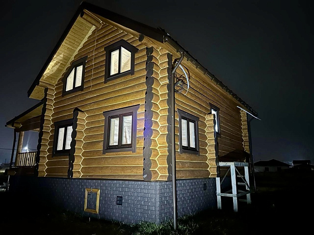 Завершили очередной  этап строительства дома из сруба под ключ. Установили окна и двери с обсадой. Посмотрите, как шикарно смотрится дом.